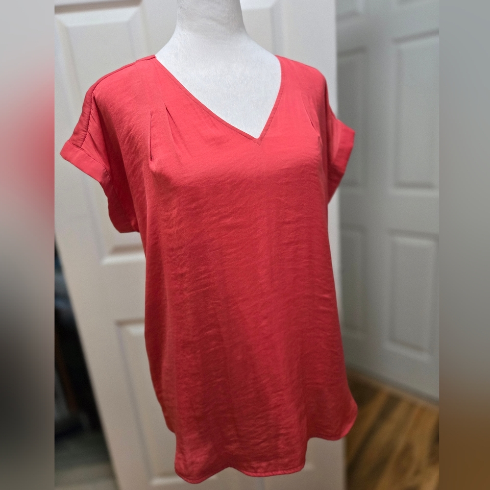 Vera Wang, Women's V-Neck Coral Short Sleeve Top. Med. - Picture 3 of 16